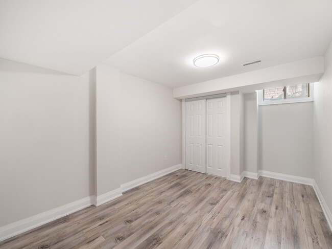 Building Photo - 8 Versailles Cres