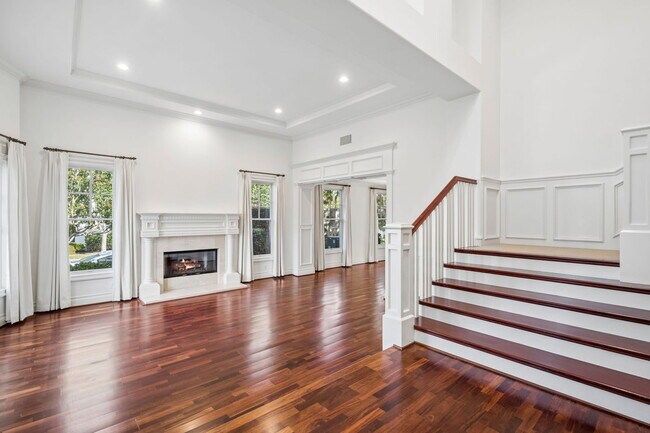 Building Photo - 15 Jupiter Hills Dr