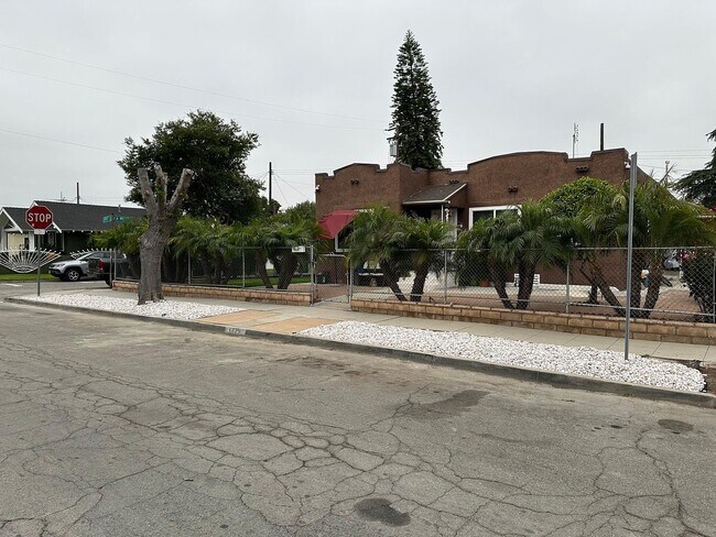 Building Photo - 4825 Lindsey Ave