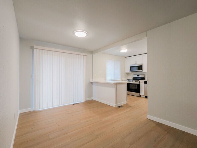 Foto del edificio - **Move-in Special** Gorgeous Remodeled 4 bed 2 bath w/ 2 car garage!