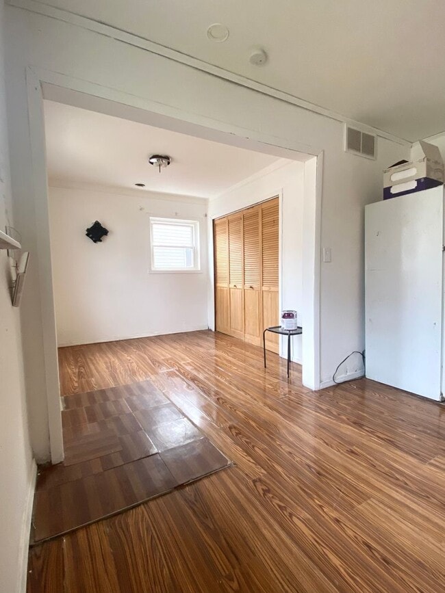 Building Photo - NEWLY RENOVATED AND INCREDIBLY COZY WESTLA...