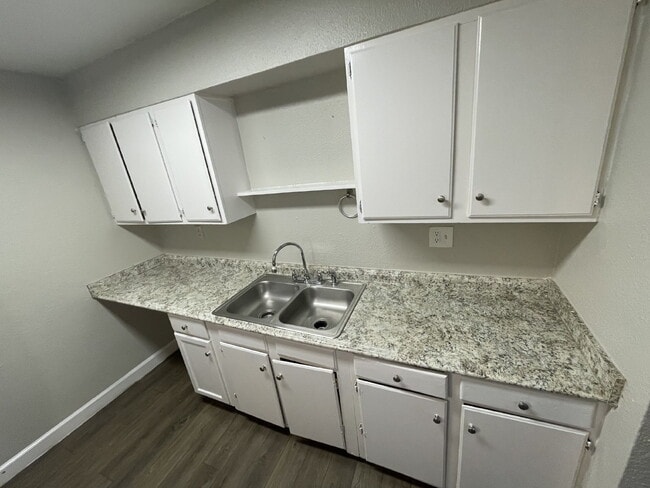 Building Photo - Two bedroom, 1 bathroom apartment