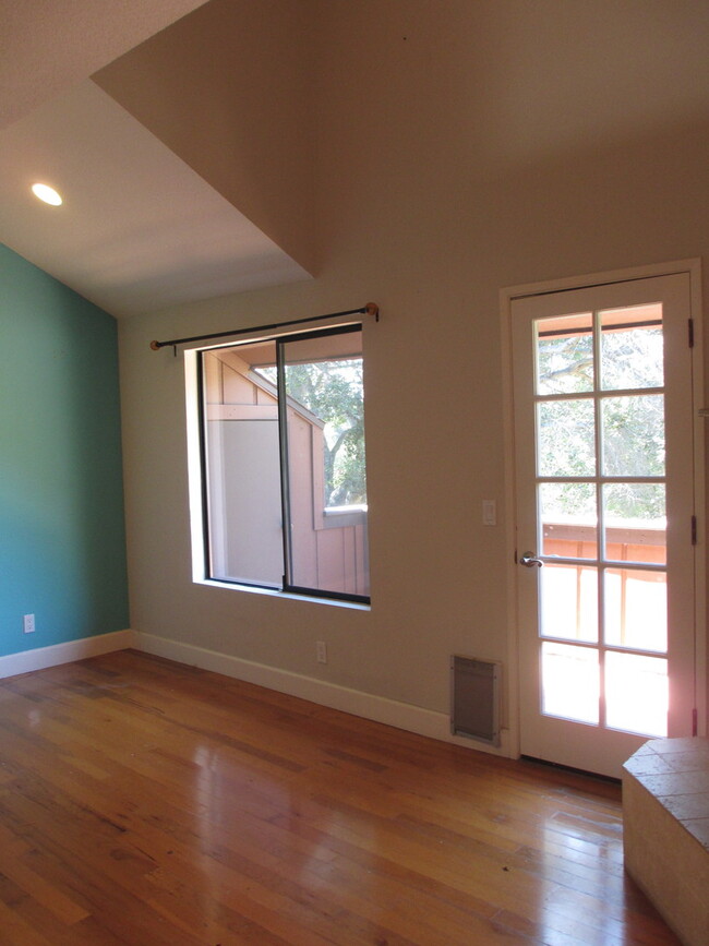 Building Photo - Santa Barbara Townhome