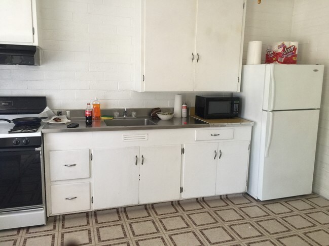 Apartment Kitchen - 1023-1047 S Carroll Ave