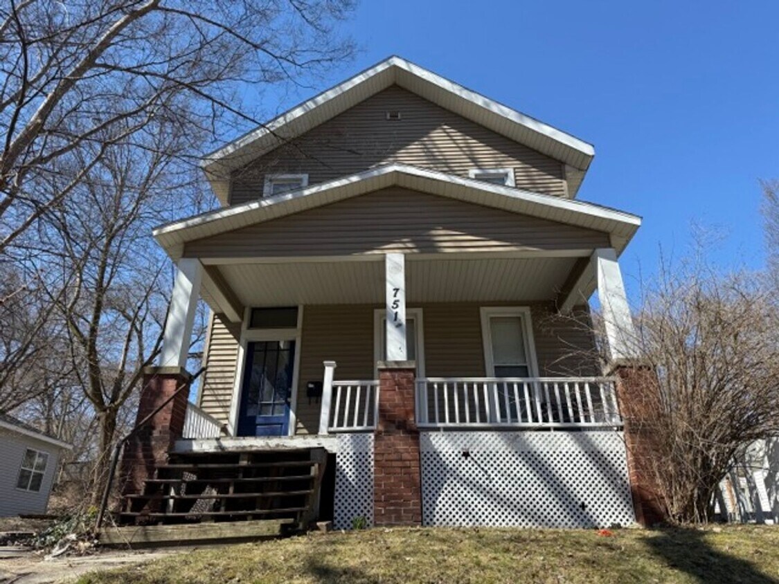 Foto principal - Updated, spacious 2 bedroom, 1 bathroom fi...