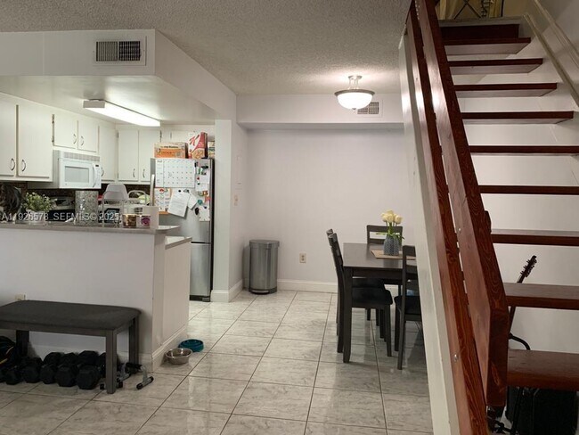 Foto del edificio - 8660 NW 6th Ln