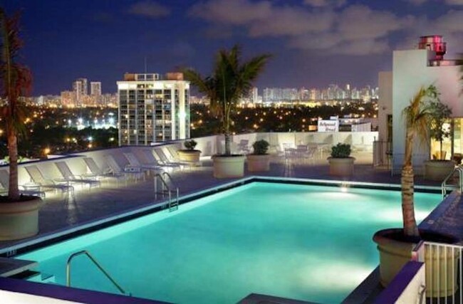 Rooftop Pool - 1830 Radius Dr