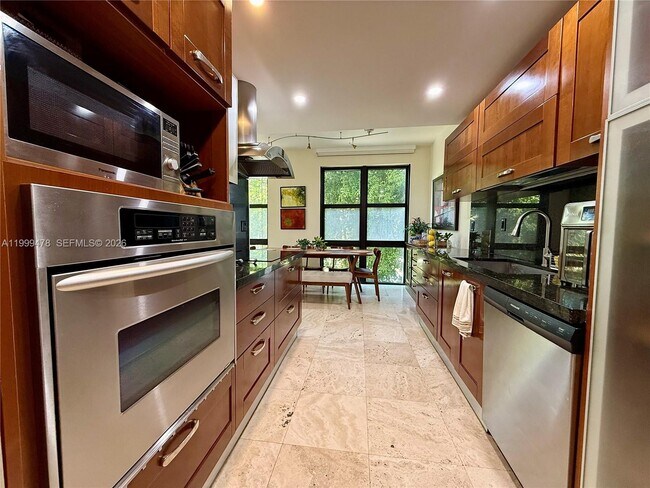 Foto del edificio - 1121 Crandon Blvd