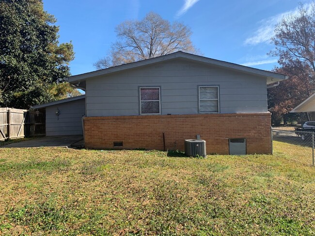 Building Photo - 105 Acadia Dr NW