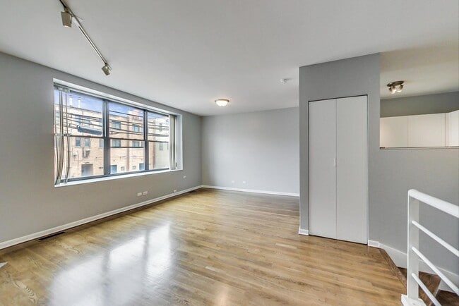 Building Photo - 2343 N Greenview Ave