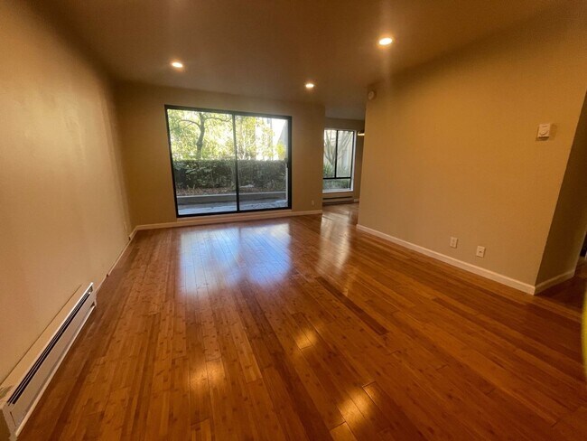 Foto del edificio - Spacious Updated Two Bedroom Condo in Wate...