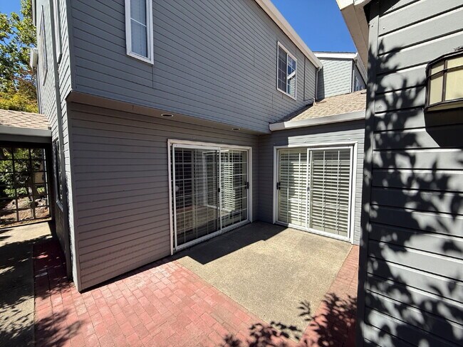 Foto del edificio - Beautiful 3 Bed/2.5 Bath Townhome
