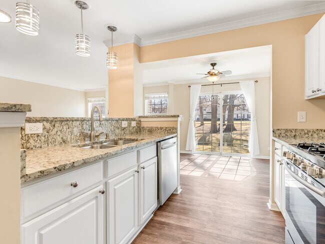 Foto del edificio - 2494 Stoughton Cir