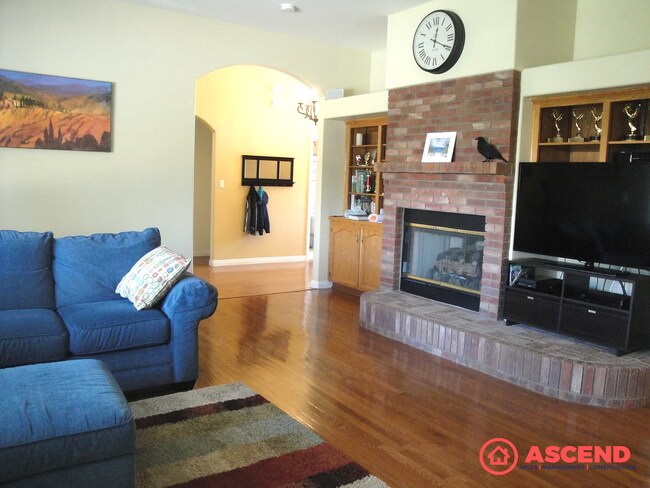 Foto del edificio - Spacious 4 Bed / 2 Bath Home in HOA Community with Gardening Included