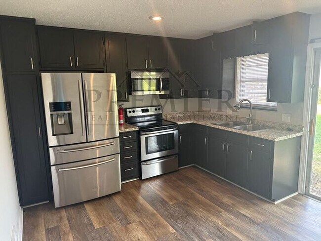 Building Photo - 3 bd/1 ba - Duplex -1201 SW Sunset St Blue...