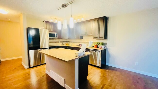 Building Photo - 5925 Anthony Cres SW