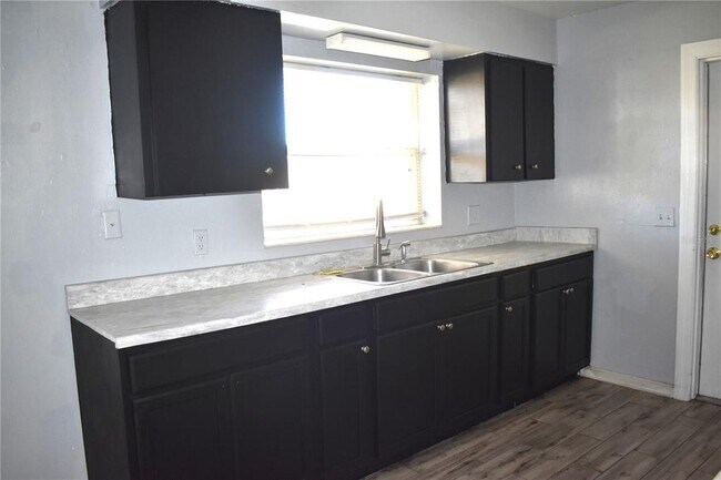 Building Photo - 5920 Riviera Dr