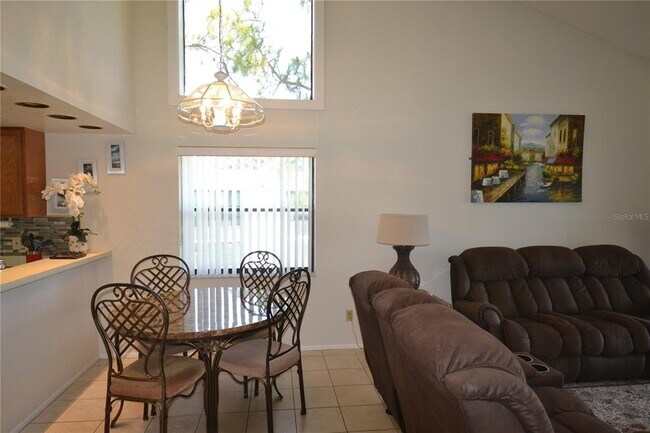 Foto del edificio - 336 Woodlake Wynde