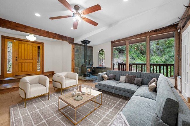 Foto del edificio - 975 Logan Creek Rd