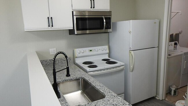 Foto del edificio - 5930 Elmwood Ave