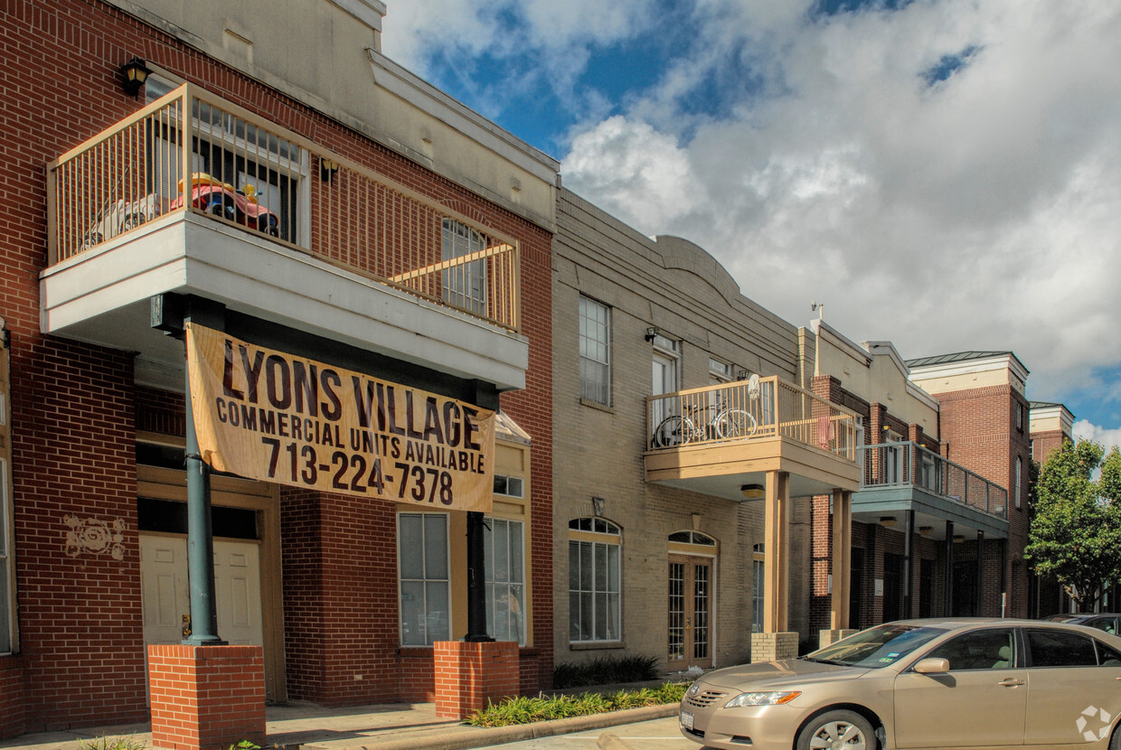 Building Photo - Lyons Village