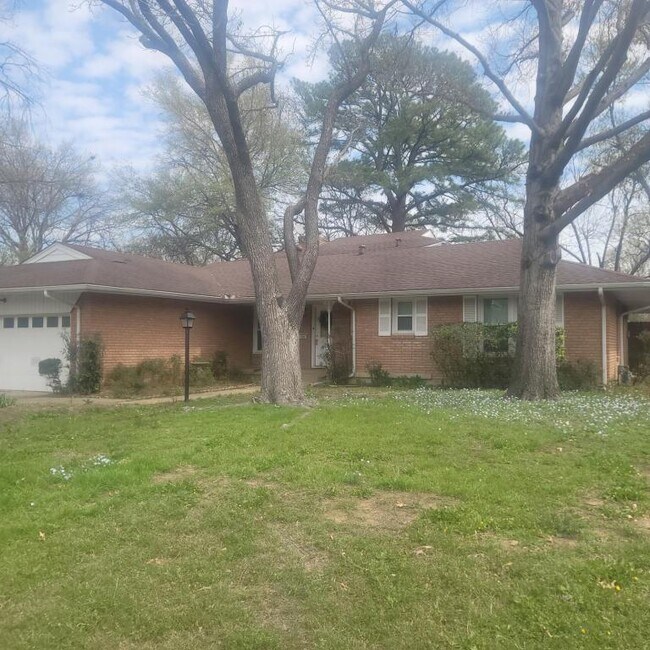 Foto del edificio - 1205 College Oaks Dr
