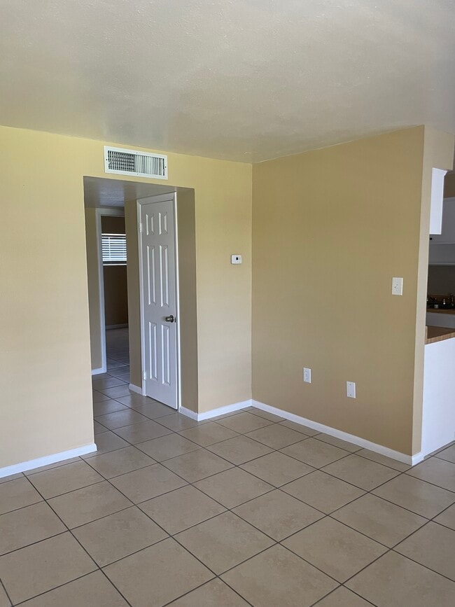 Living/Hallway - 140 Minna Ln