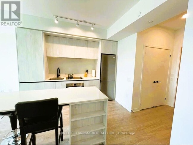 Photo du bâtiment - 2495 Eglinton Ave W