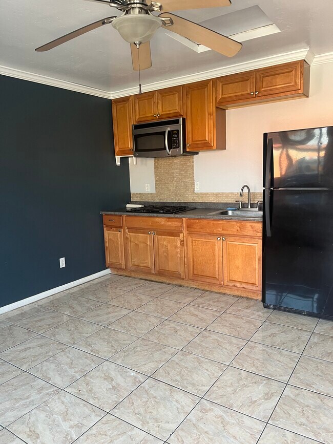 Foto del edificio - 374 Quintard St