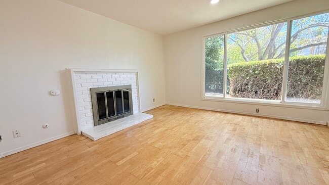 Building Photo - 550 Highland Dr