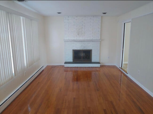 Living Room - 418 Glen Ridge Dr