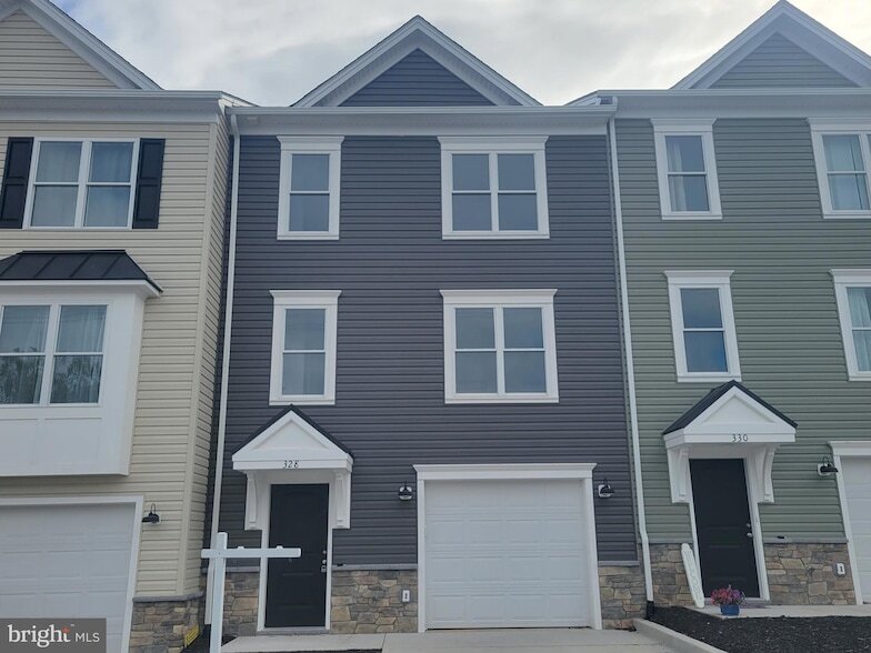 Foto principal - 328 W 11th St