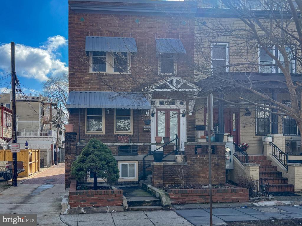 Foto principal - 1002 Irving St NW