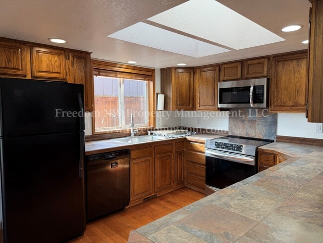 Building Photo - 6150 E Sarazen St SE