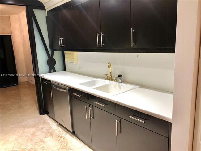 Foto del edificio - 2800 Island Blvd