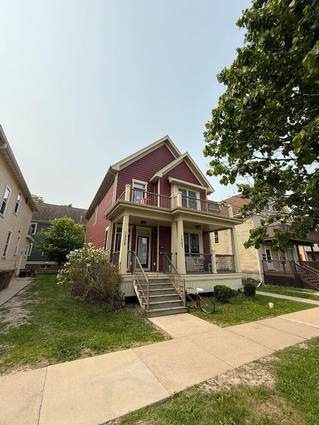 Building Photo - 1205 Mound St