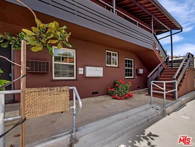 Building Photo - 13804 Moorpark St