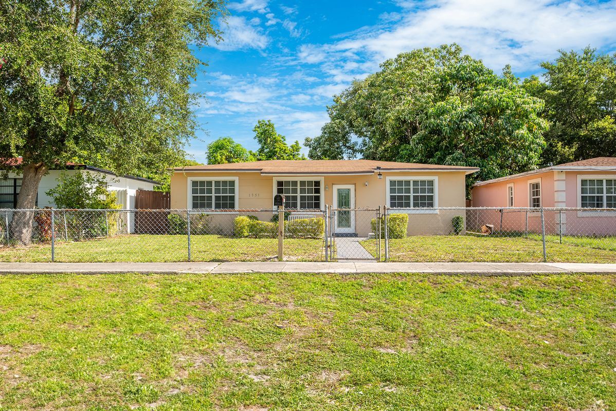 Foto principal - 1351 NE 156th St