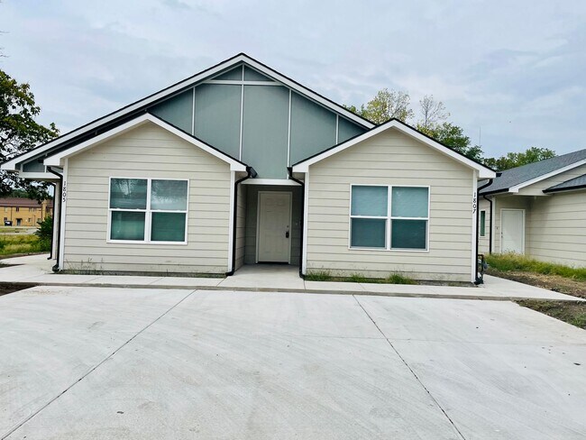 Building Photo - BRAND NEW 4 Bedroom 2 Bath Duplex
