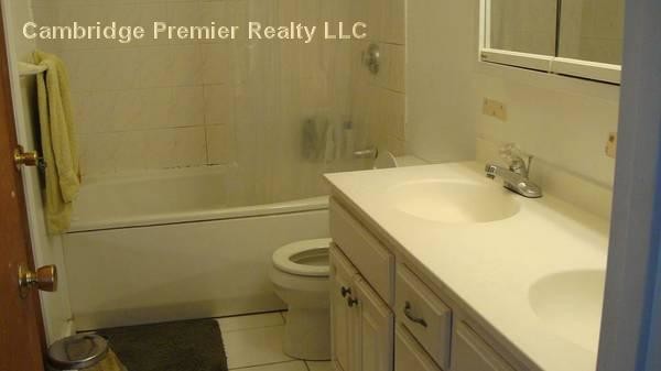 Building Photo - 17 Pleasant Pl