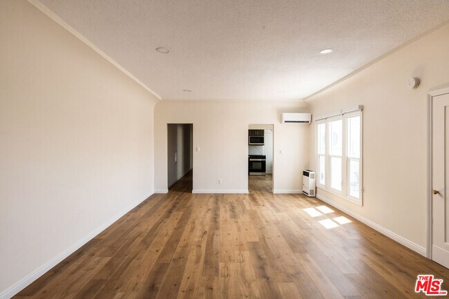 Building Photo - 840 N Fuller Ave