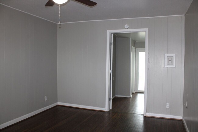 Building Photo - Over sized 2 car garage! ONE MONTH FREE FO...