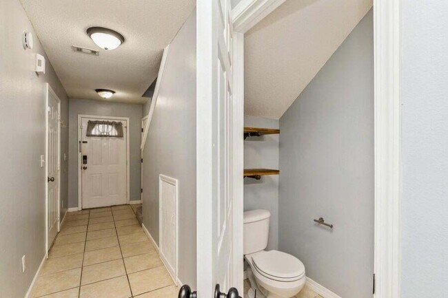 Foto del edificio - Exquisitely Renovated End Unit Townhome Ju...