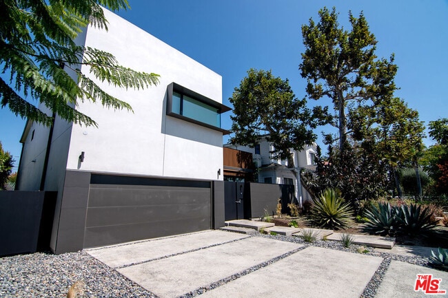 Foto del edificio - 10639 Cushdon Ave