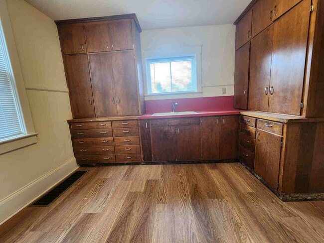 Building Photo - Bright Lower Apt with HIGH ceilings