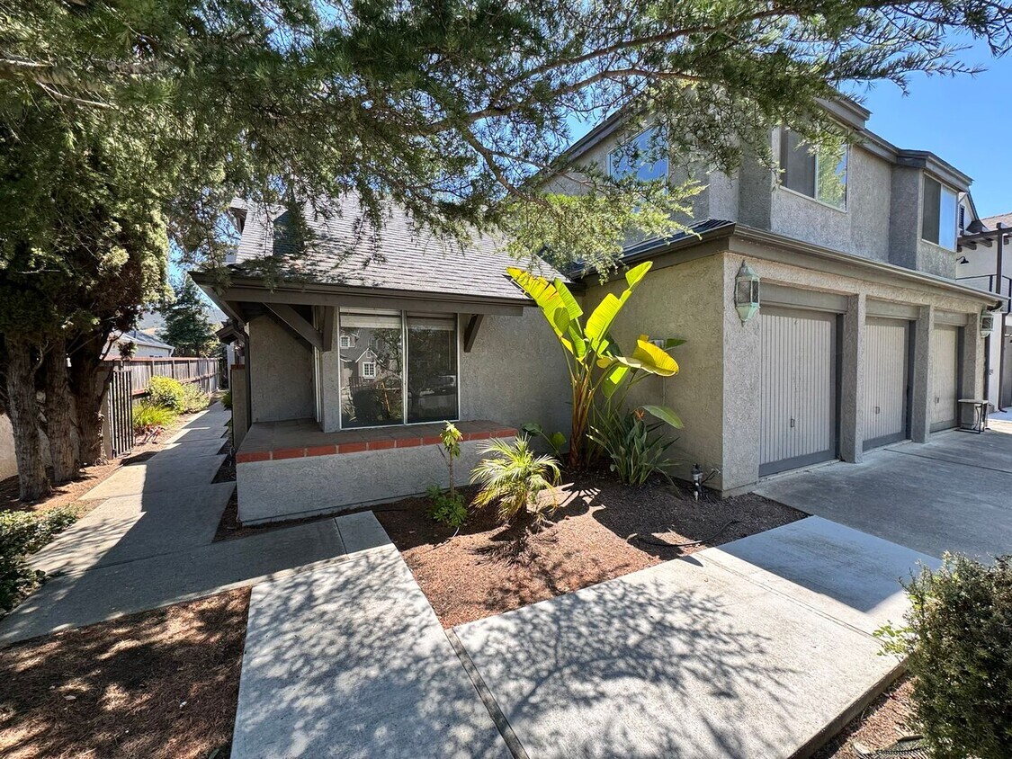 Foto principal - Spacious Home on Cul-de-sac by Laguna Lake...