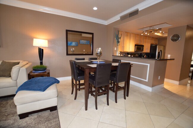 Foto del edificio - Meridian FURNISHED 2 BDR /2 BATH Luxury Condo - RESORT STYLE LIVING, 1-1/2 Blocks From The Heart ...