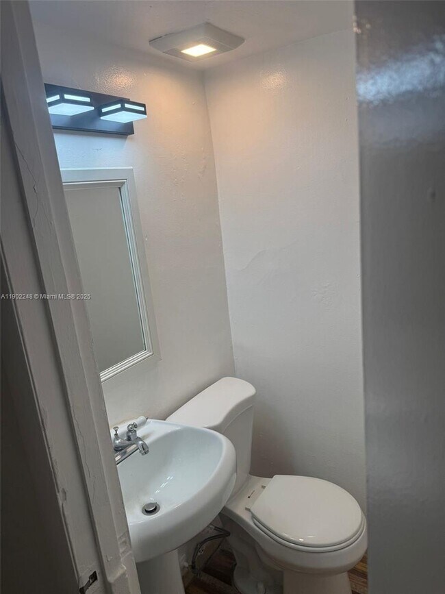 Foto del edificio - 1821 NE 168th St