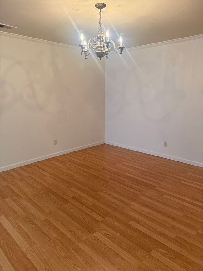 Building Photo - Great 2 Bedroom 2 Bath Townhouse