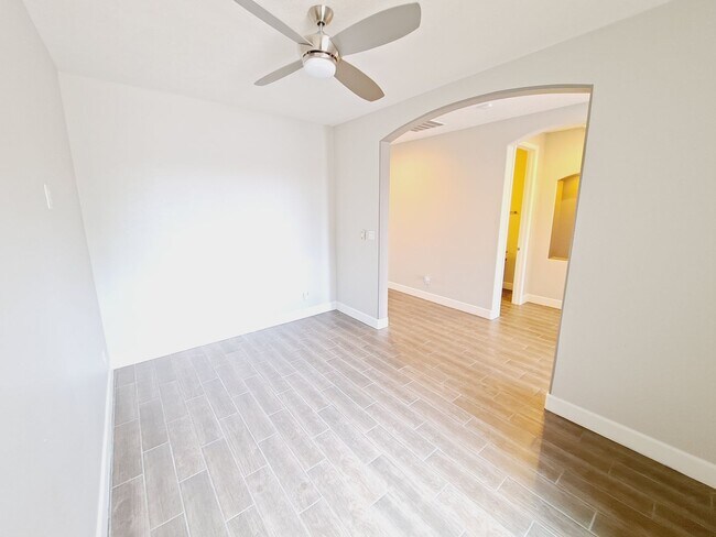 Foto del edificio - Stunning 3 bed 3 bath home with jacuzzi!